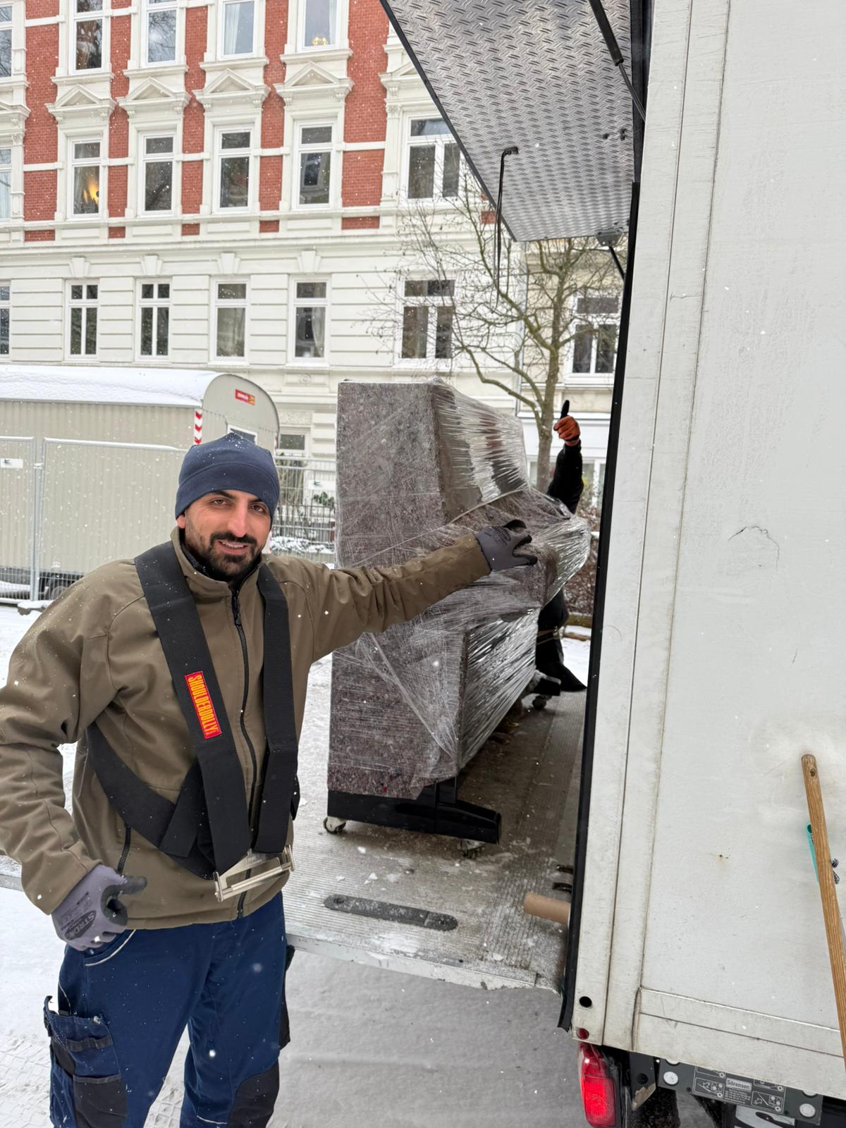 Mitarbeiter beim Verladen